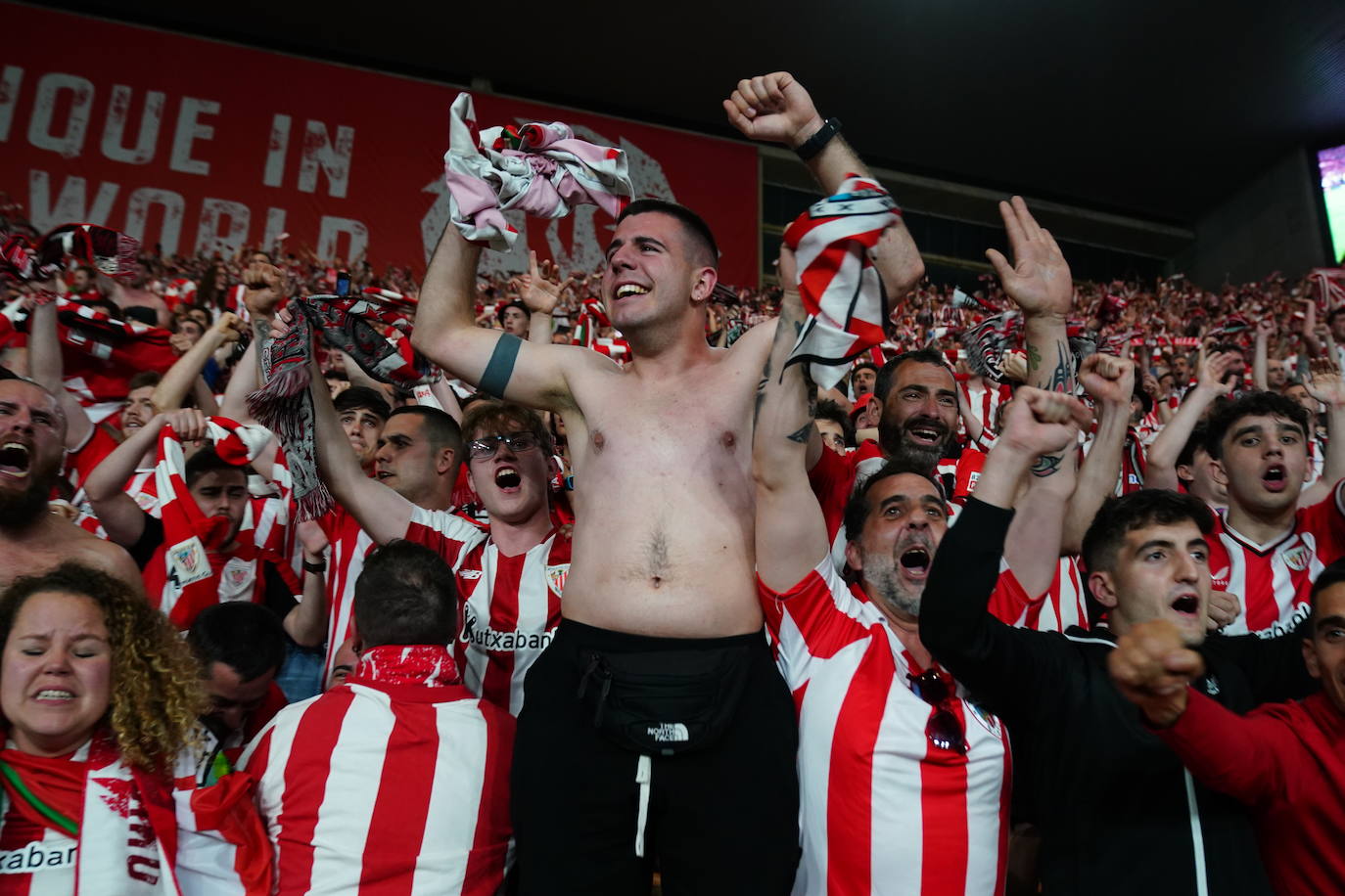 El Athletic y la afición celebrán la Copa en Sevilla