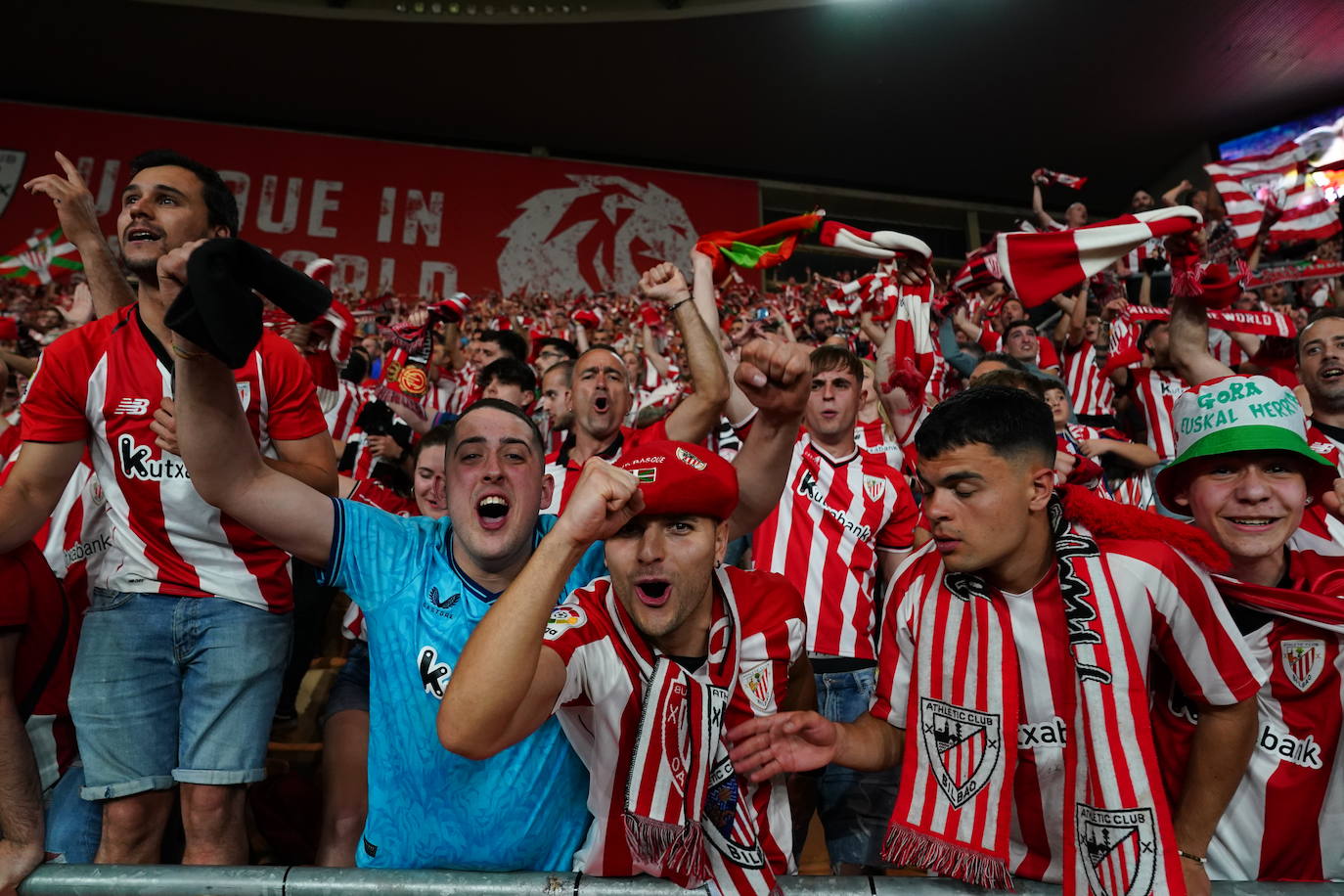 El Athletic y la afición celebrán la Copa en Sevilla