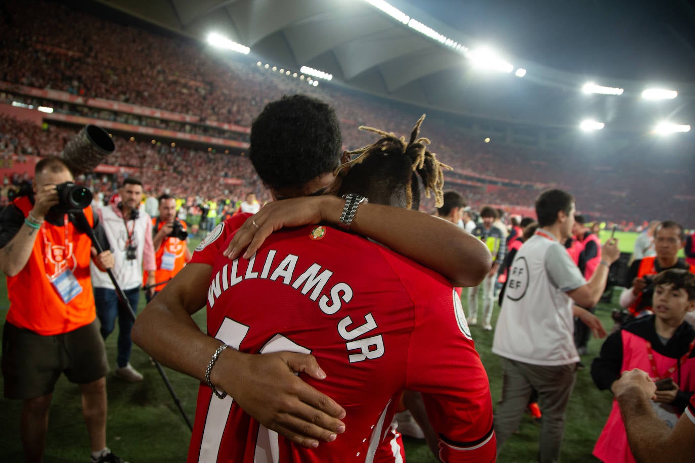 El Athletic y la afición celebrán la Copa en Sevilla