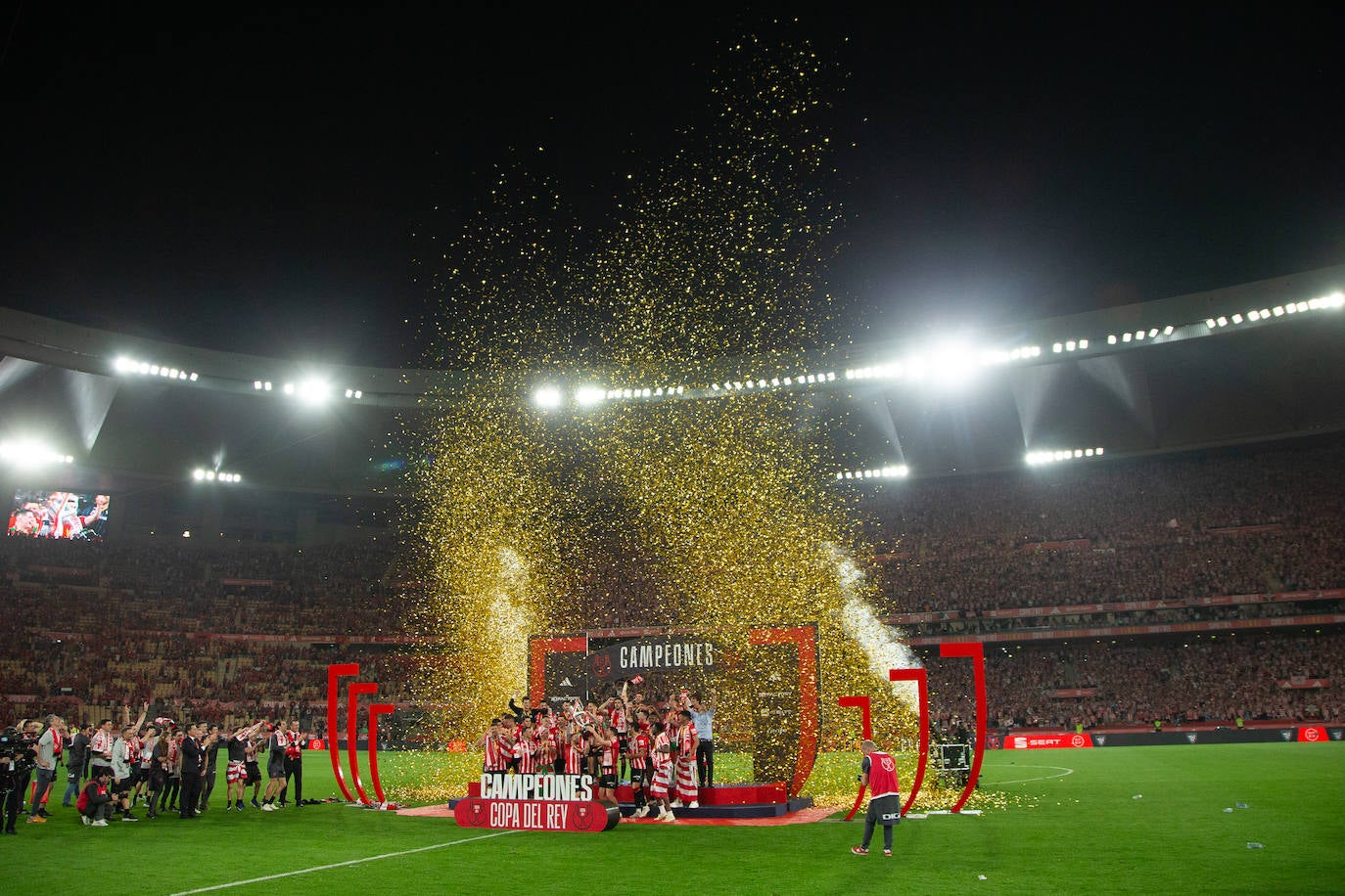 El Athletic y la afición celebrán la Copa en Sevilla