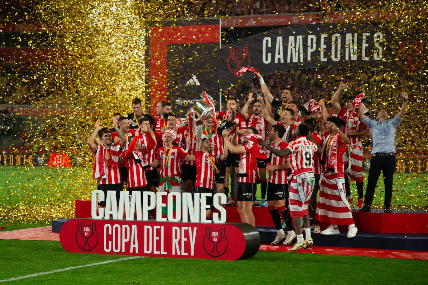 El Athletic y la afición celebrán la Copa en Sevilla