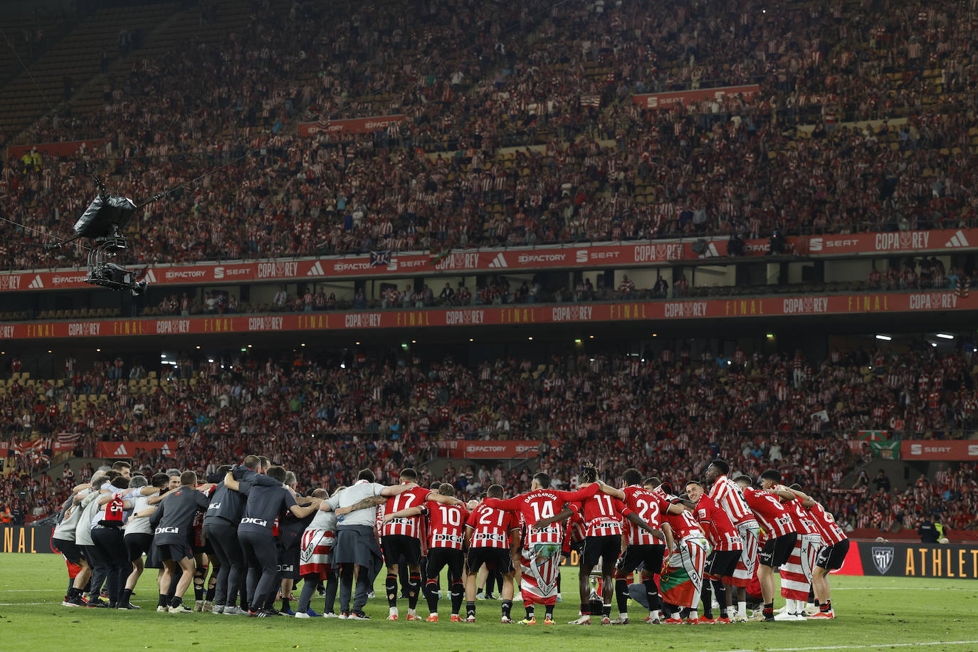 El Athletic y la afición celebrán la Copa en Sevilla