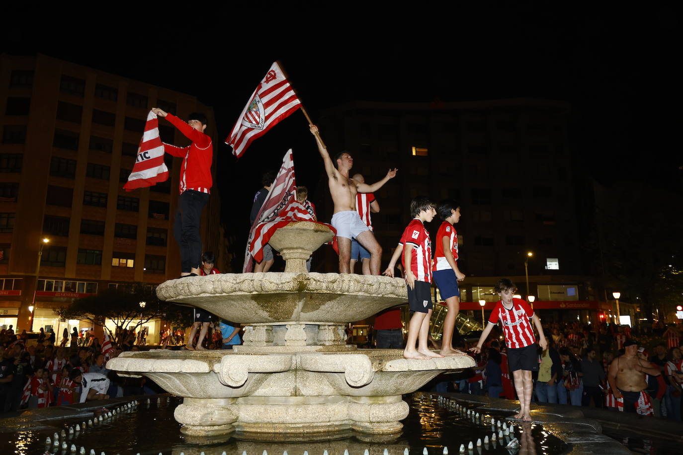 Bilbao y Bizkaia estallan de alegría con la Copa del Athletic