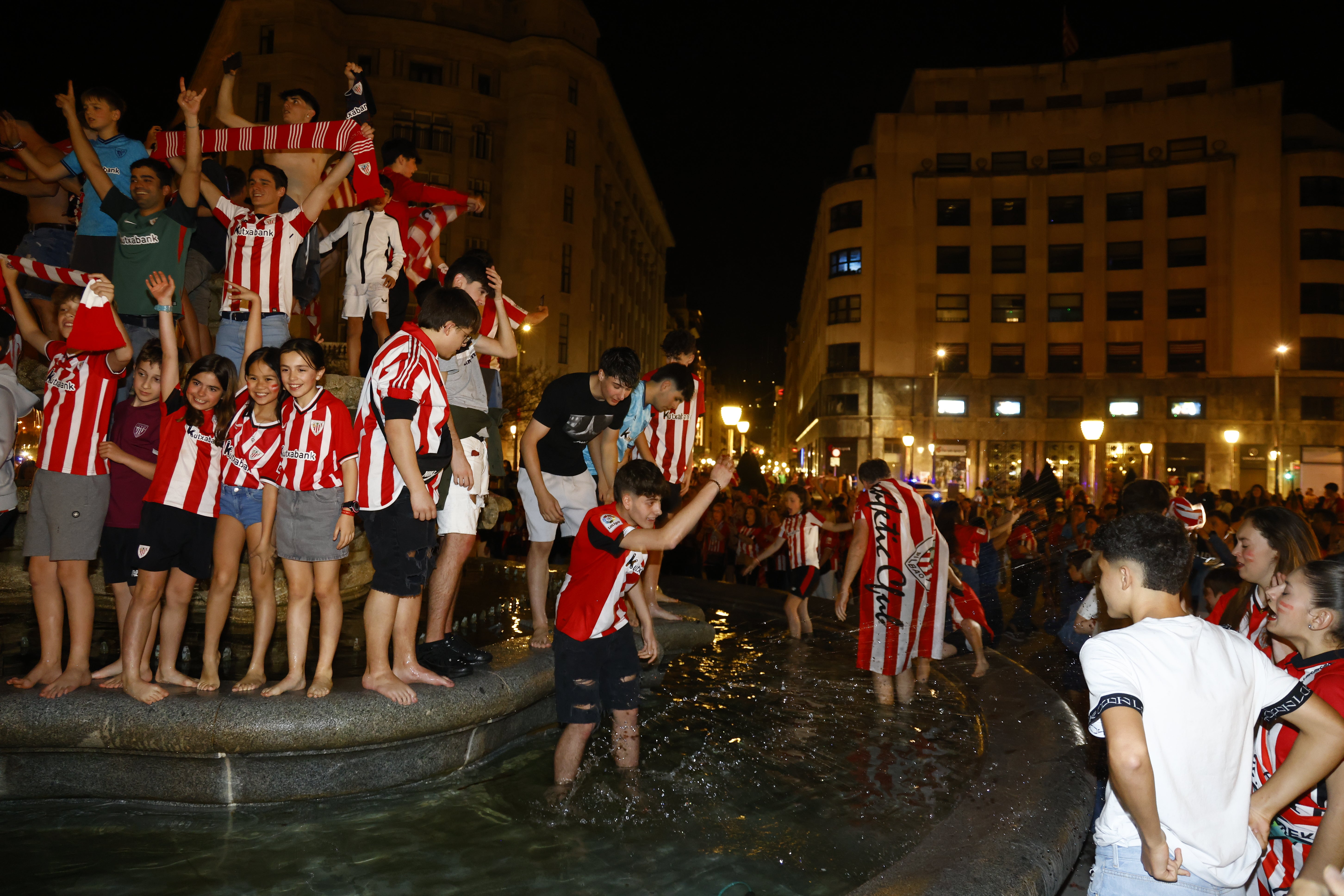 Bilbao y Bizkaia estallan de alegría con la Copa del Athletic