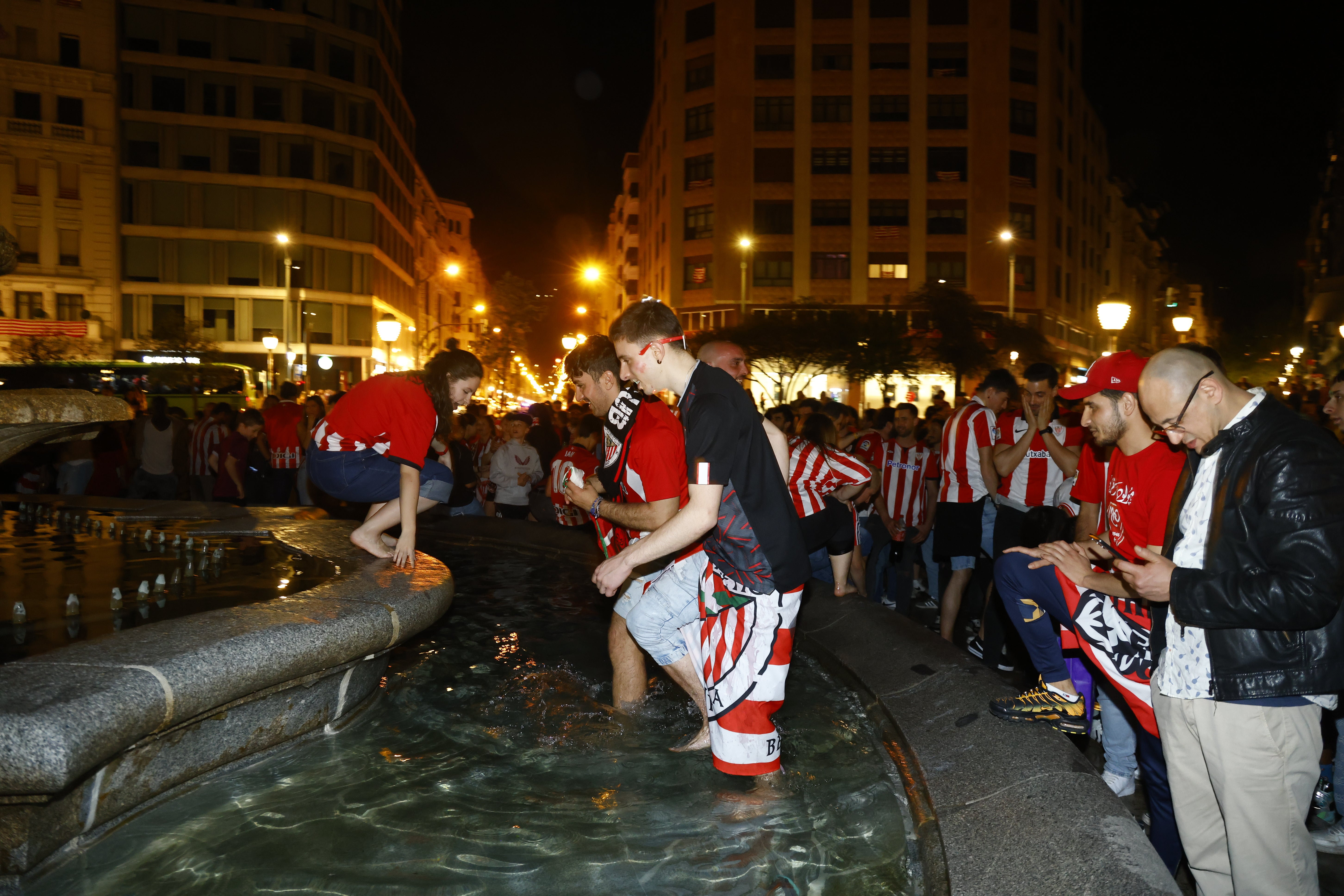 Bilbao y Bizkaia estallan de alegría con la Copa del Athletic
