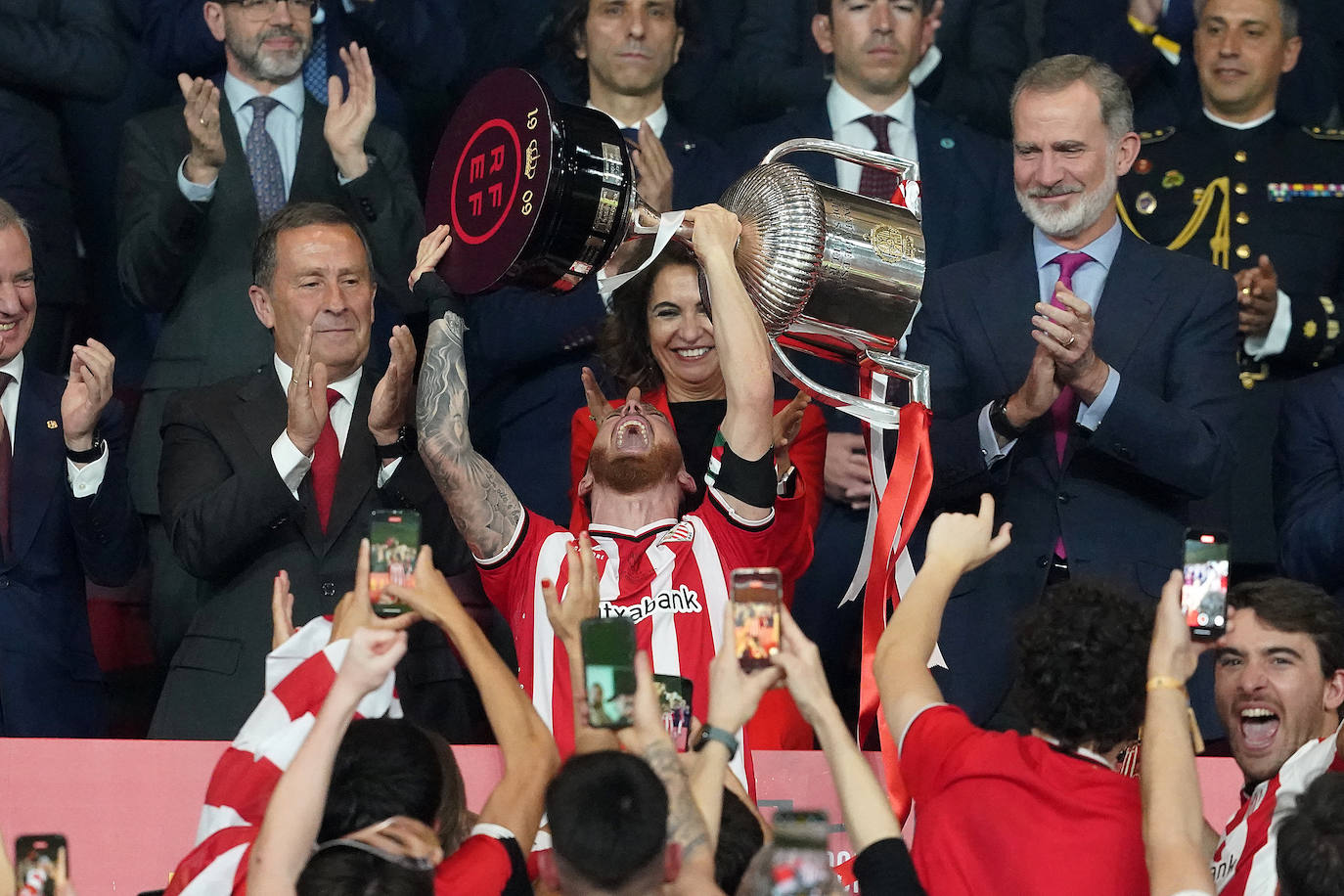 El Athletic y la afición celebrán la Copa en Sevilla