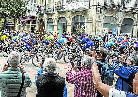 El pelotón de la Itzulia desfiló una vez más de manera neutralizada por las calles más céntricas de Vitoria.