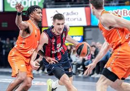 Marinkovic rebasa a Chris Jones en el partido disputado en el Buesa Arena.