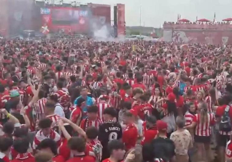 Aficionados rojiblancos cantan Doraemon en euskera en el Athletic Hiria