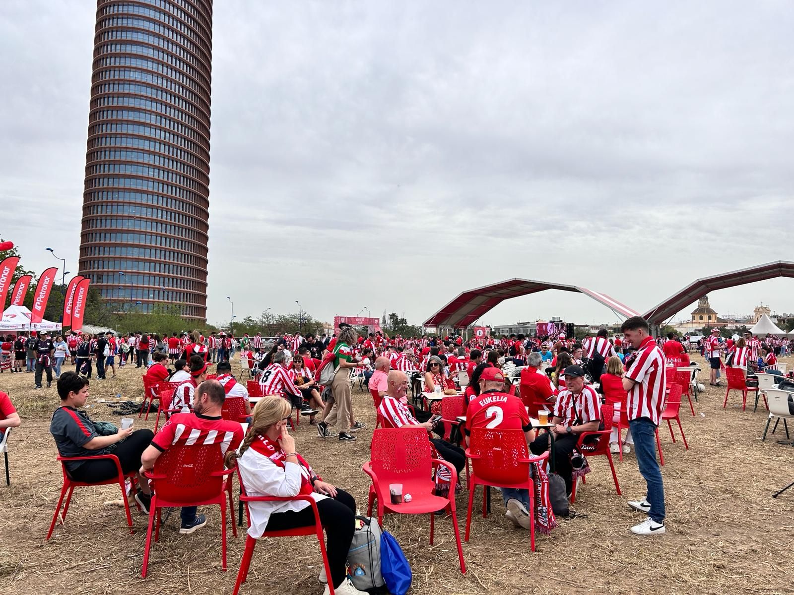 Las fotos de la final: la afición se vuelca con el Athletic en Sevilla