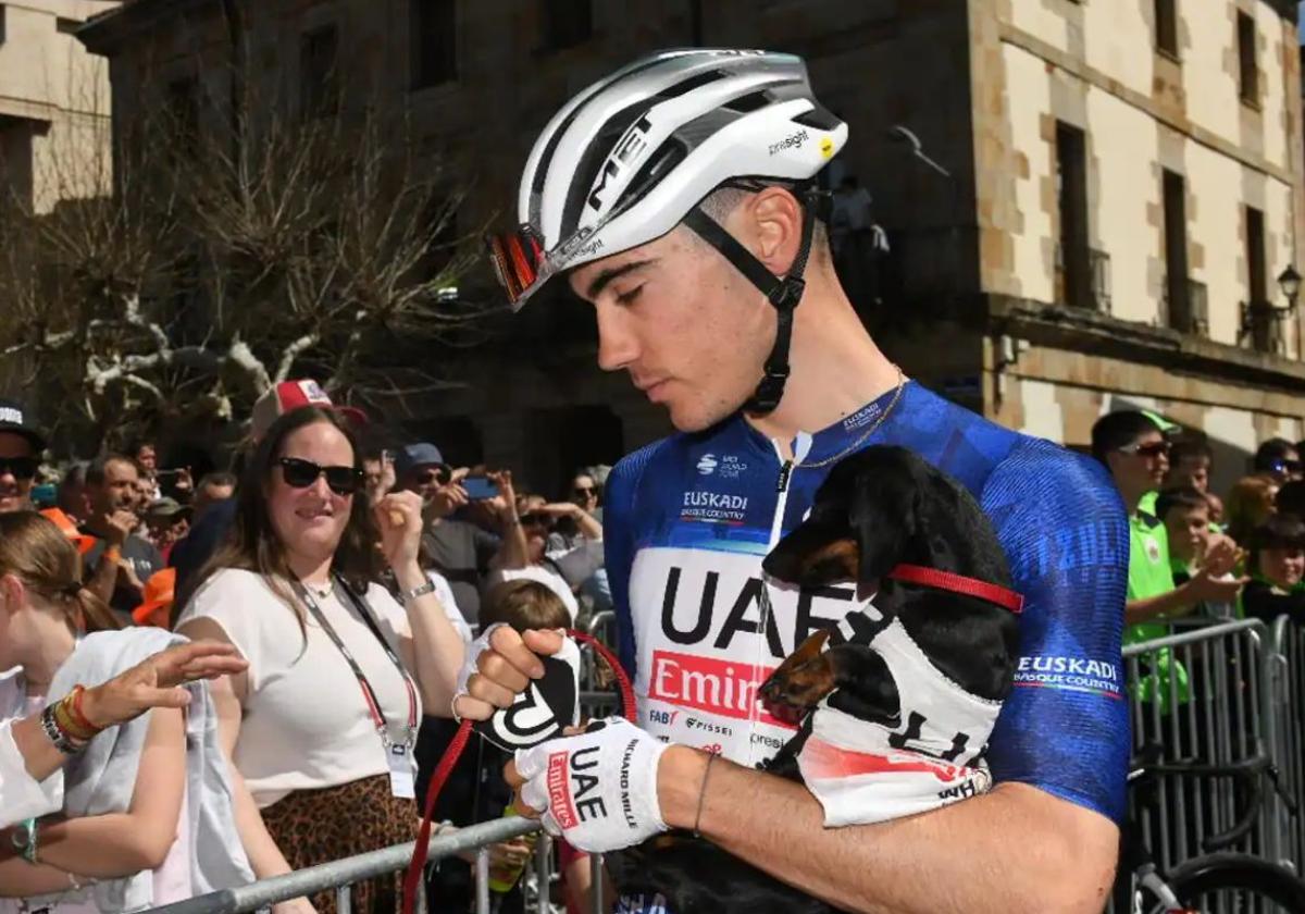 Juan Ayuso, con su inseparable perro 'Trufa', en la salida de la cuarta etapa de la Itzulia.