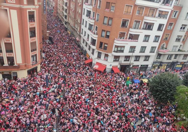 Una marea rojiblanca inunda Pozas