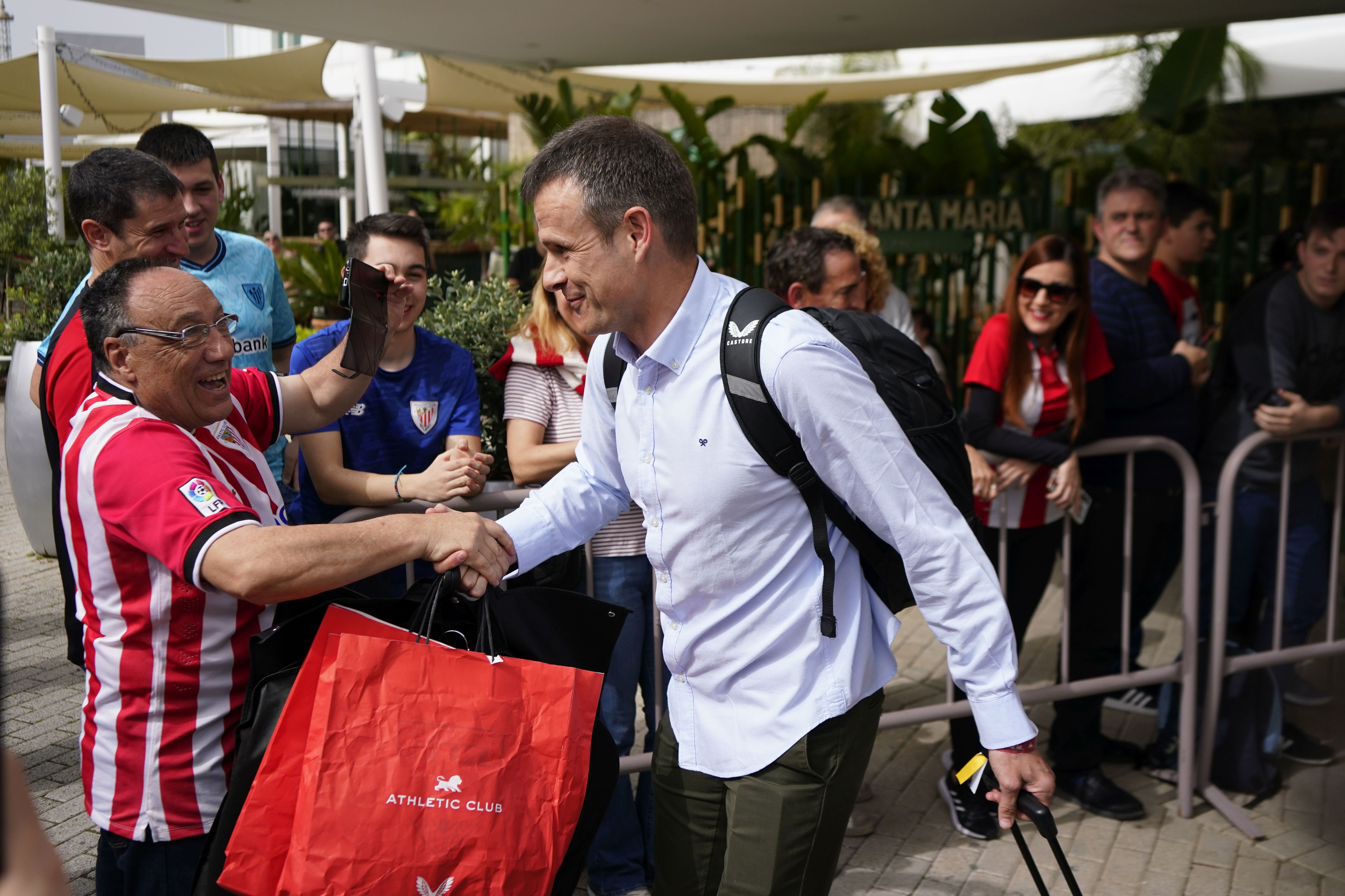 El Athletic abandona el hotel de Sevilla