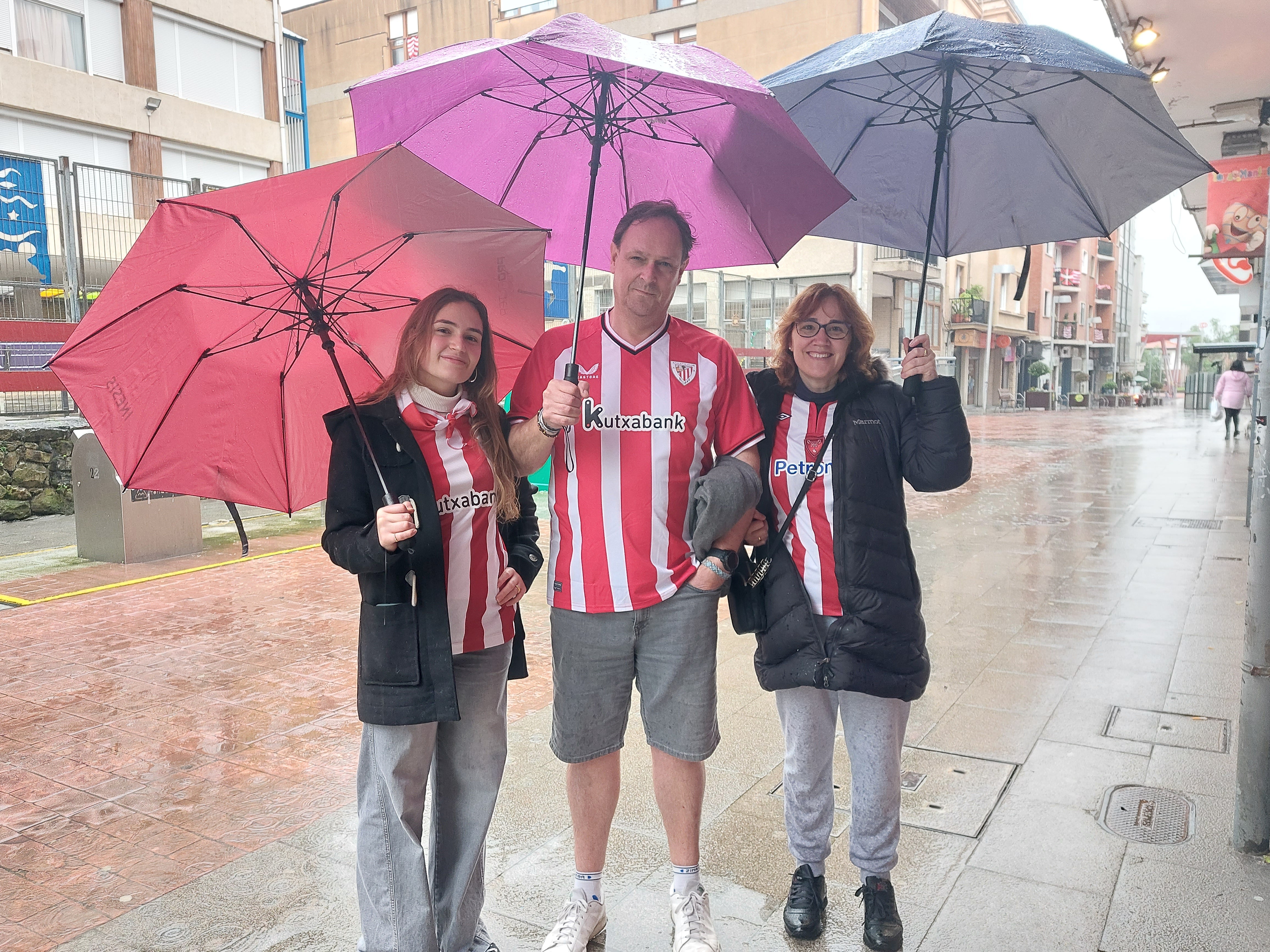 Ander Gallastegi, Mariola Serrano y su hija Naia.
