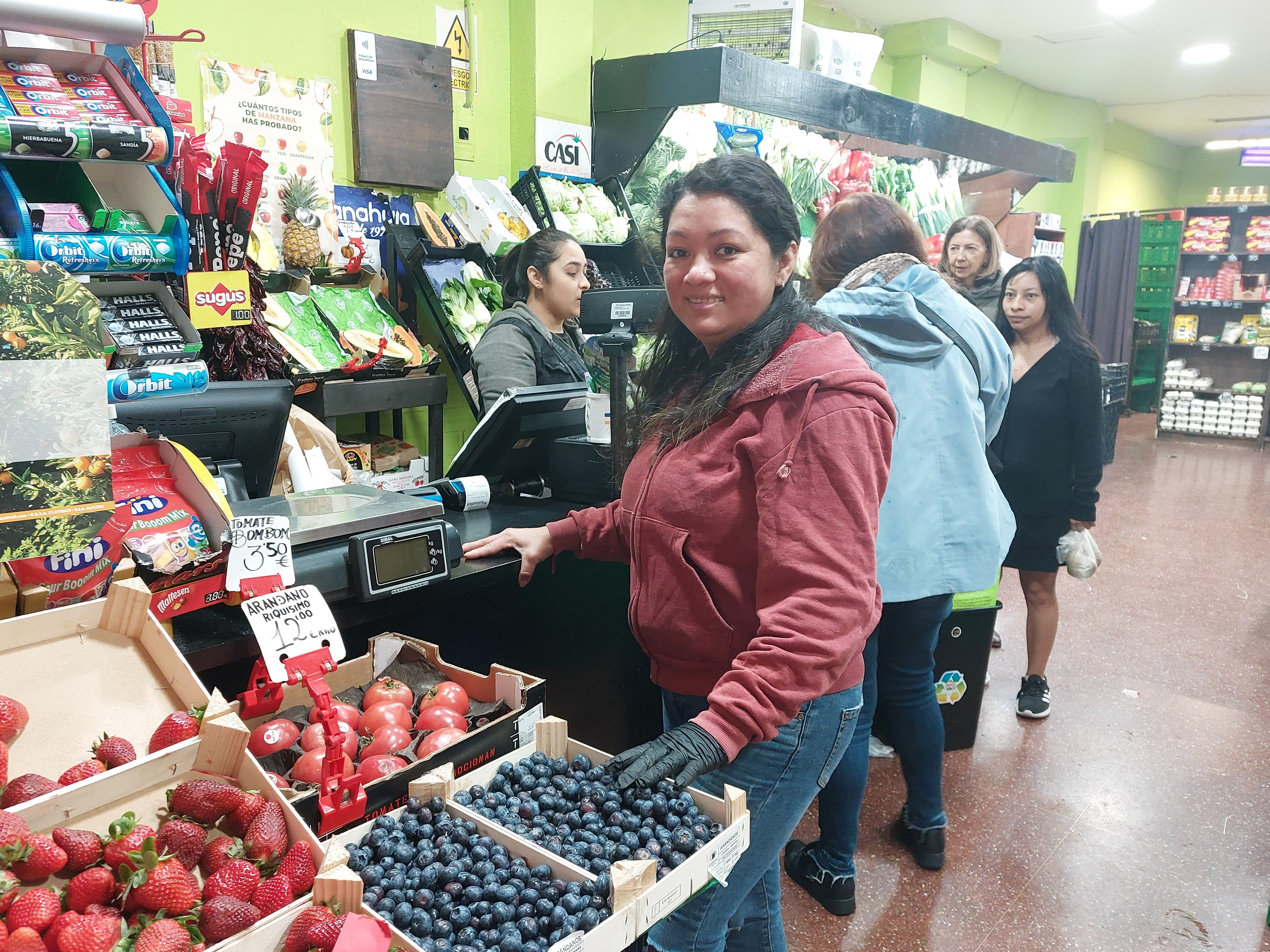 Mariela Suazo en su frutería.