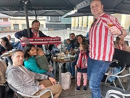 Igor Jubildo junto a Perico Enciso y el resto de amigos