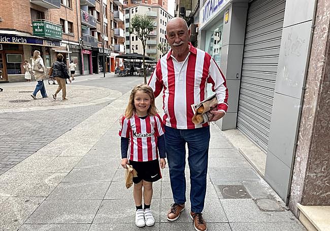 Enrique Solagaistua y su nieta Ane en las calles de Basauri.