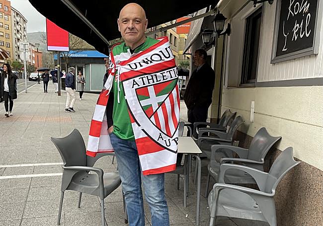 Josu Arteagoitia con la camiseta y la bandera del Athletic.