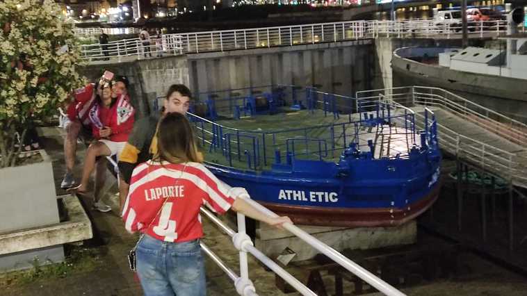 Aficionados se acercan a la gabarra para fotografiarse con ella