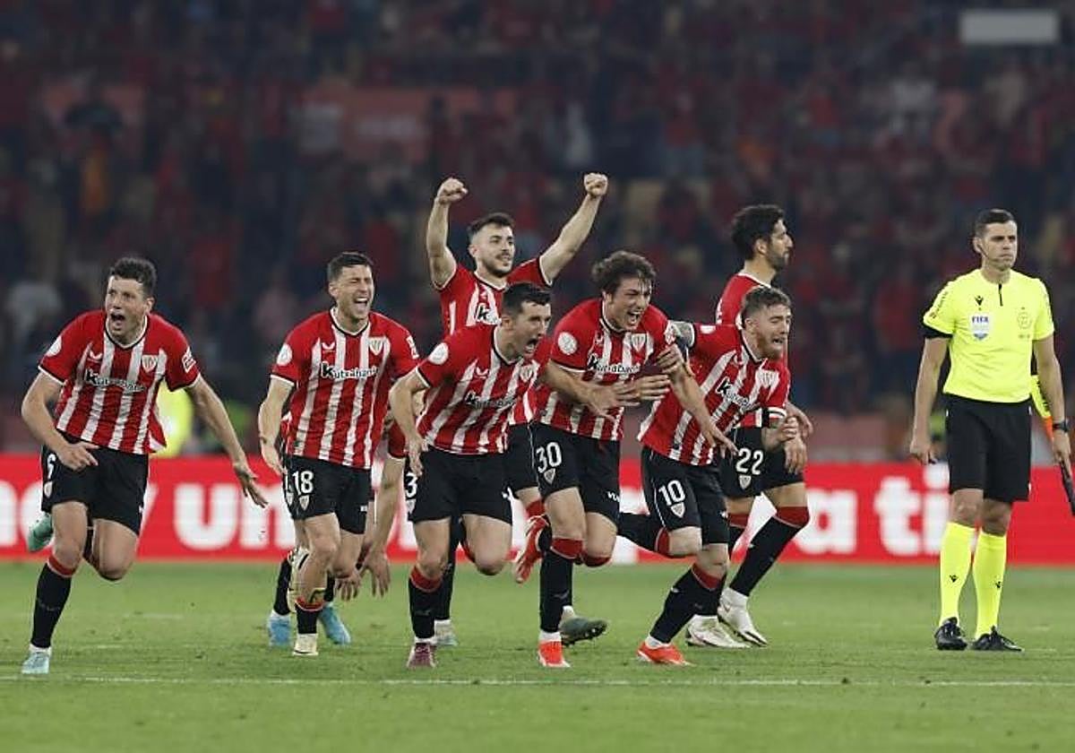 Los jugadores del Athletic desatados tras el penalti que les dio el título copero en La Cartuja.