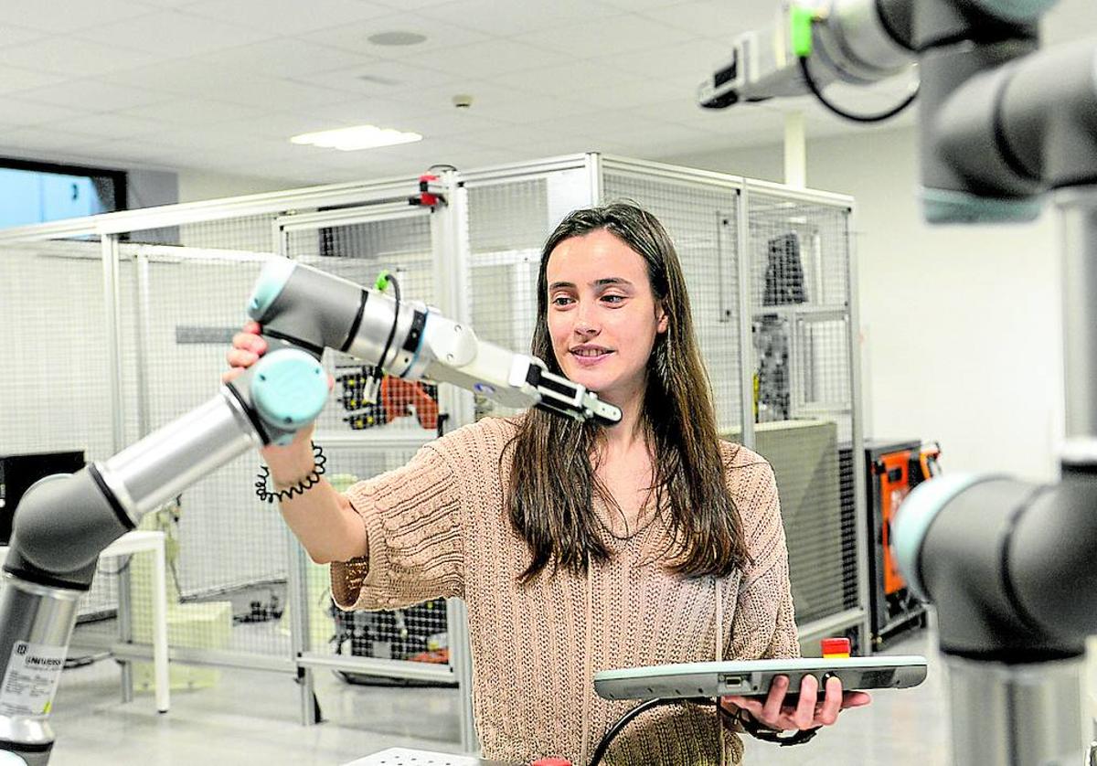 Izaskun maneja un robot en las instalaciones de la Universidad de Deusto.