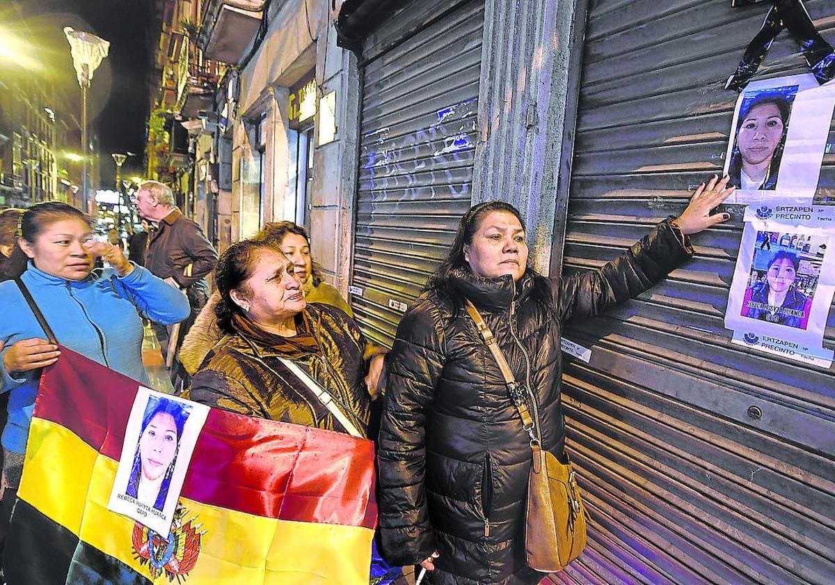 Compatriotas de la boliviana Rebeca Huayta, asesinada en diciembre de 2022 en la calle San Francisco de Bilbao, protestan ante el bar que regentaba.