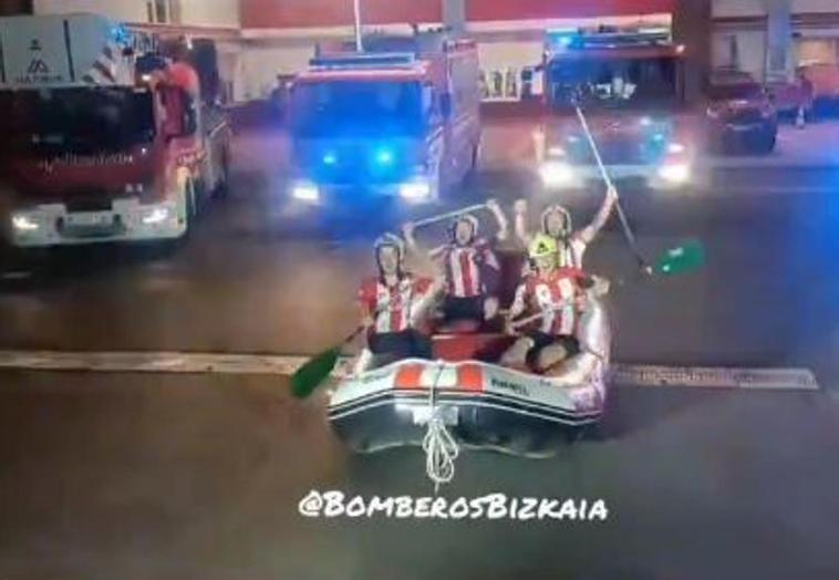 Los bomberos celebraron por todo lo alto la victoria del Athletic.