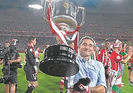 Valverde alza entusiasmado la Copa sobre el césped de La Cartuja.