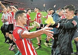 Julen Agirrezabala está a punto de fundirse en un abrazo con Ander Herrera, quien se rindió a la sangre fría del portero en la tanda de penaltis.