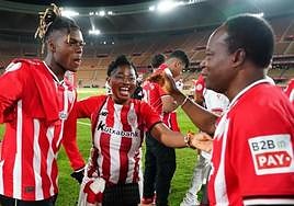 Los jugadores del Athletic festejan el título con sus familias