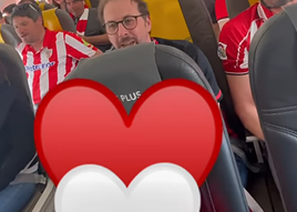 El hijo de Muniain anima el avión de vuelta de Sevilla cantando el himno del Athletic