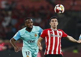 Larin y Vivian luchan por el balón.