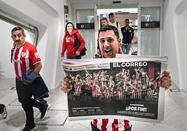 Eri, con un ejemplar de 'EL CORREO' comprado en Sevilla al llegar a Loiu.