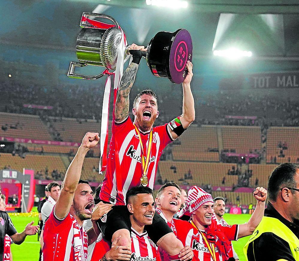 Se sabía que el Mallorca no iba a ser un rival sencillo, pero en realidad fue un oponente que llevó al Athletic al límite. Con sus armas y su estilo, anotó el 0-1 en el minuto 20 y obligó al equipo de Valverde a realizar un esfuerzo descomunal para empatar y después ir en busca de ese gol de la victoria que no llegó. Así que hubo que resolver la Copa desde el punto de penalti, como aquella de 1977 en la que Esnaola paró el penalti decisivo a Iribar. Tocaba hacer justicia con el Chopo y con la historia para cerrar ese doloroso paréntesis de 40 años que desde la noche del sábado ya es historia. (La Cartuja. Sevilla. 6-4-2024. Final)