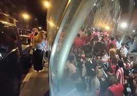 Cientos de personas salían ayer a las dos de la madrugada de la boca de Doctor Areilza.