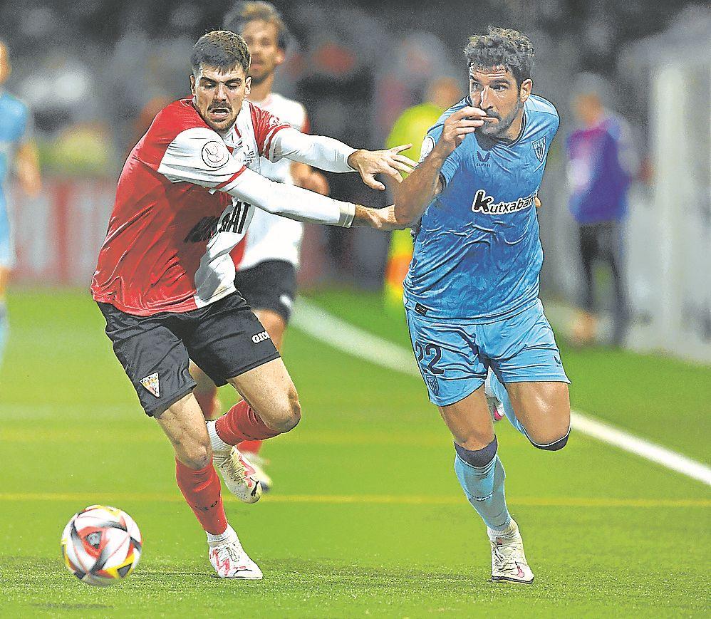 Terreno pequeño, hierba artificial, un rival extramotivado pese a jugar en Primera Catalana... El estreno de la Copa tuvo todos los ingredientes del formato a partido único ante un Rubí que peleó lo indecible para plantar cara al Athletic. Y lo logró hasta que Adu Ares encontró la llave para abrir el cerrojo local y evitar apuros para sacar adelante el compromiso. El gol a última hora del equipo catalán estrechó el marcador y dio esperanzas a la hinchada local, pero el Athletic no dio pie a la sorpresa e hizo los deberes en esta primera ronda que siempre se presenta incómoda para los clubes de Primera. (Can Mises. Rubí. 1-11-2023. Primera ronda).