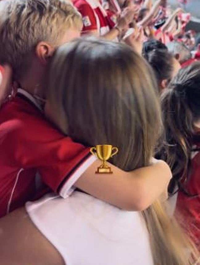 Andrea Sesma abrazada junto al pequeño Iker Munian.