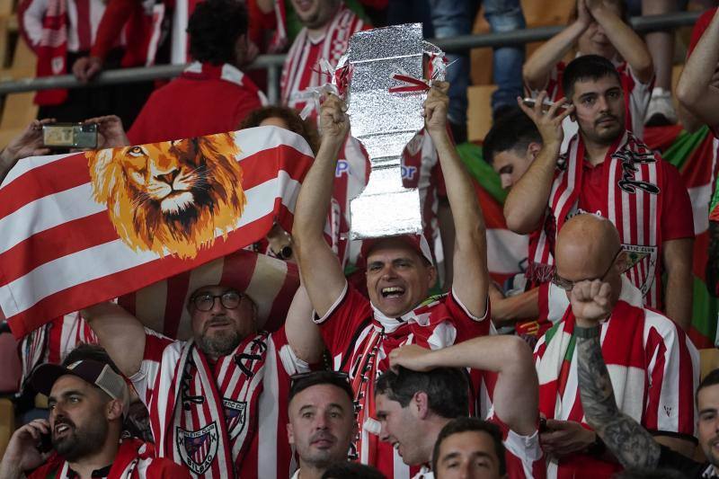 El Athletic y la afición celebrán la Copa en Sevilla