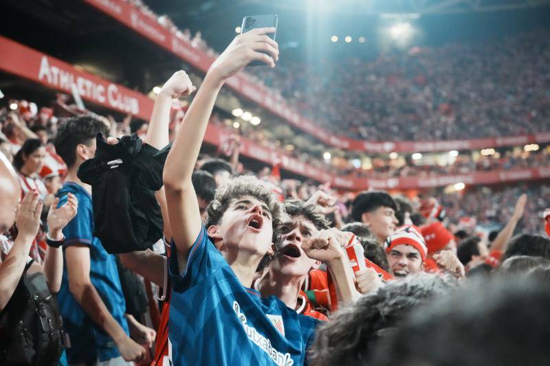 El Athletic y la afición celebrán la Copa en Sevilla