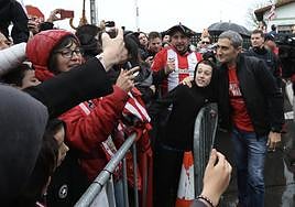 Decenas de aficionados del Athletic desafían a la lluvia para ver a los jugadores a su llegada a Lezama
