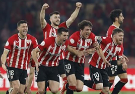 Los jugadores del Athletic desatados tras el penalti que les dio el título copero en La Cartuja.