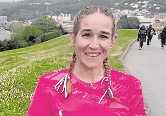 Marta Collado, ayer, con los lazos rojiblancos.