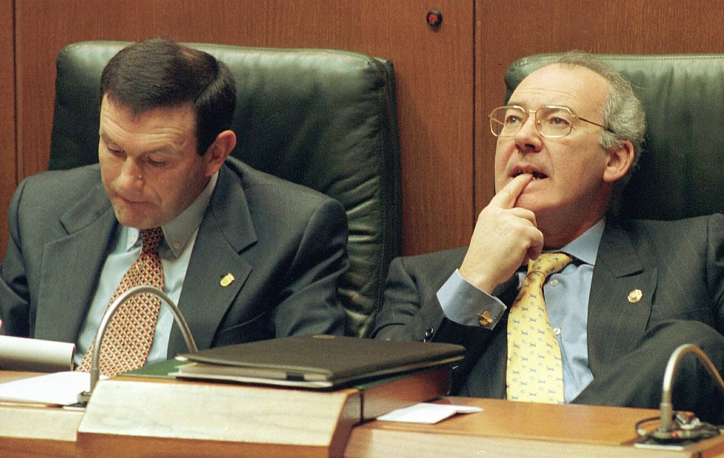 Con Juan José Ibarretxe en el Parlamento vasco. Ibarretxe fue su consejero de Hacienda antes de convertirse en candidato a lehendakari.