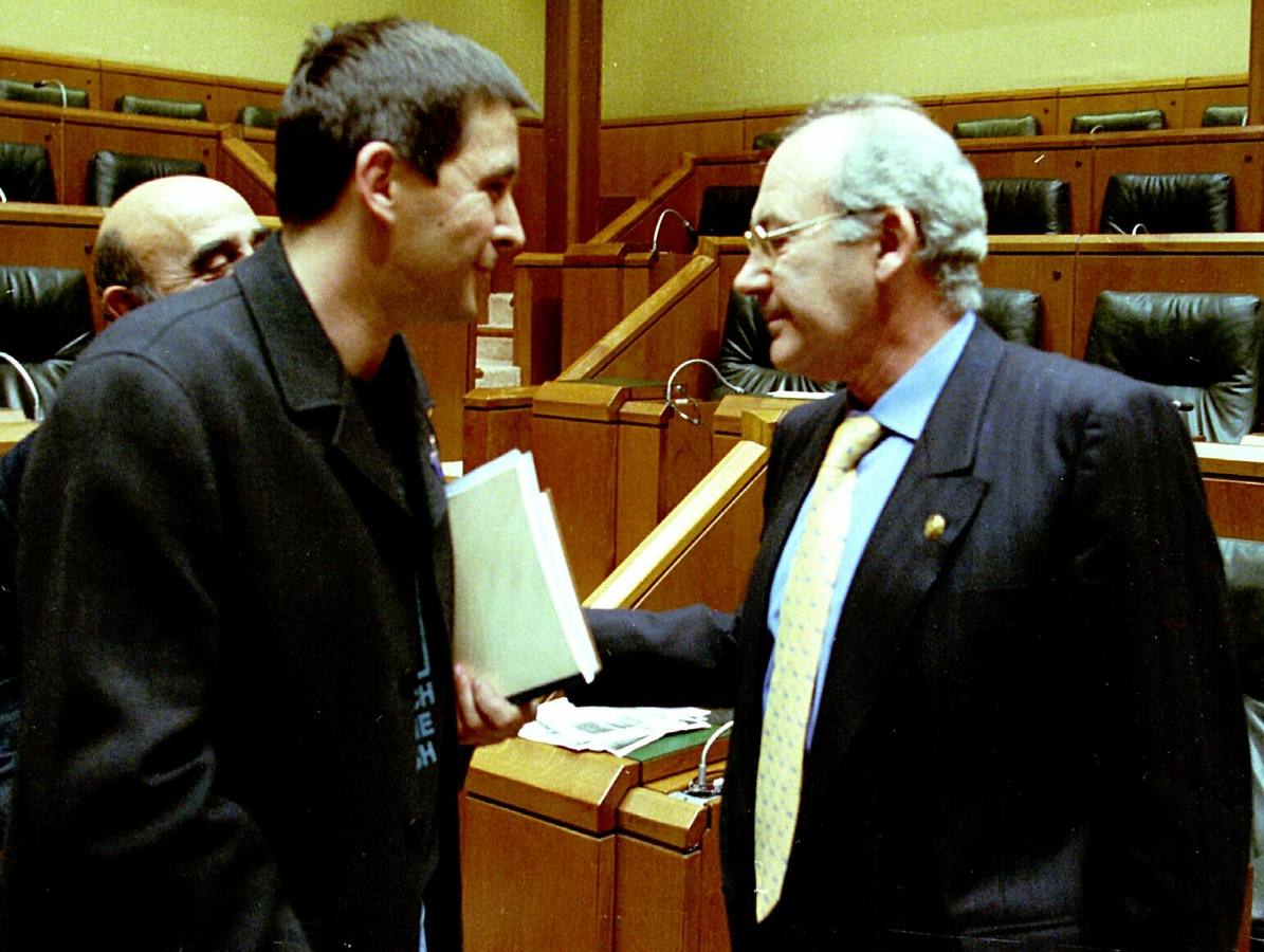 Con Arnaldo Otegi en el Legislativo de Vitoria.