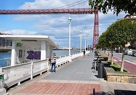 Getxo reserva un espacio para que las personas con movilidad reducida puedan ver la gabarra