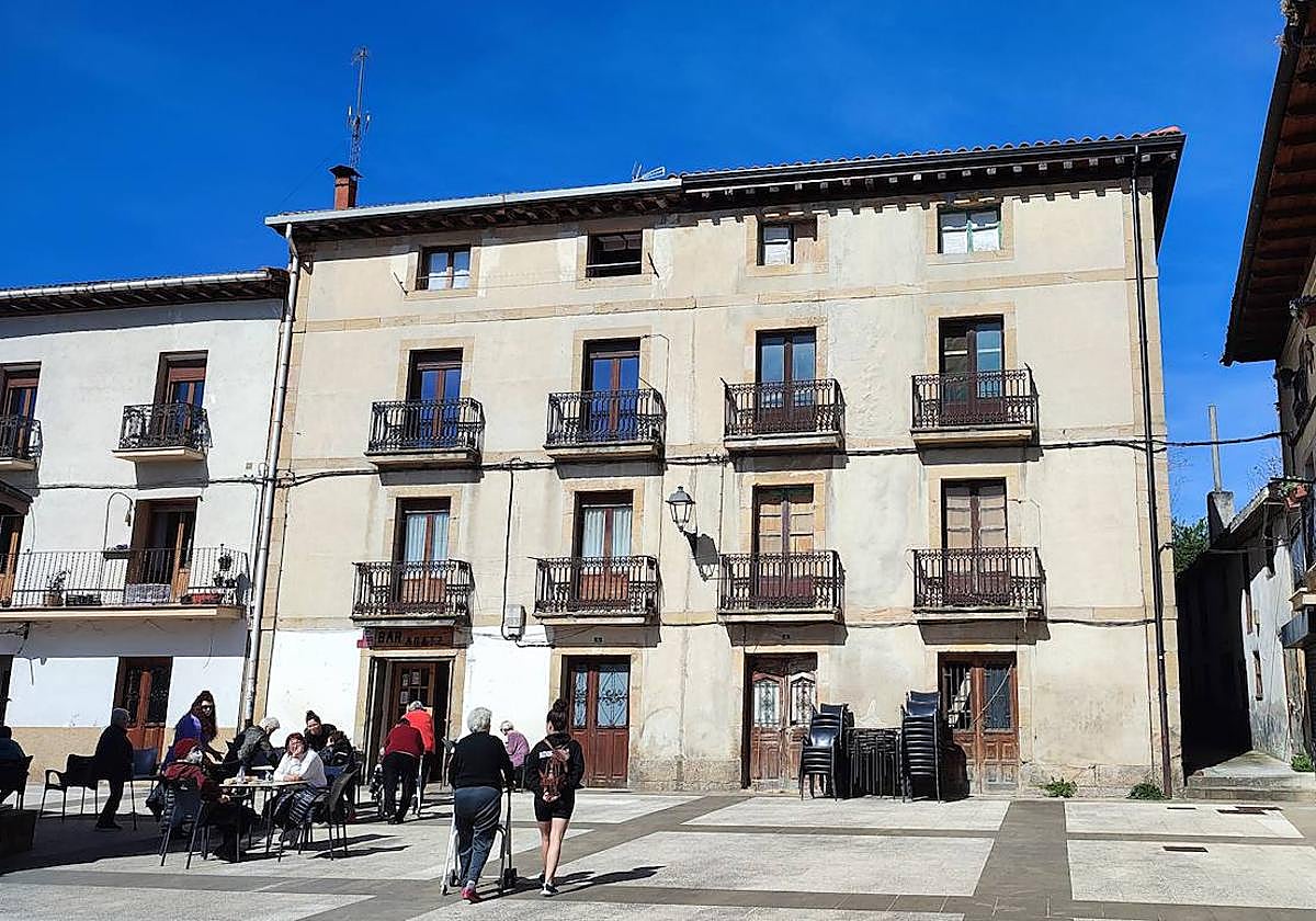 La casa ha albergado la vivienda de varias familias y un bar.