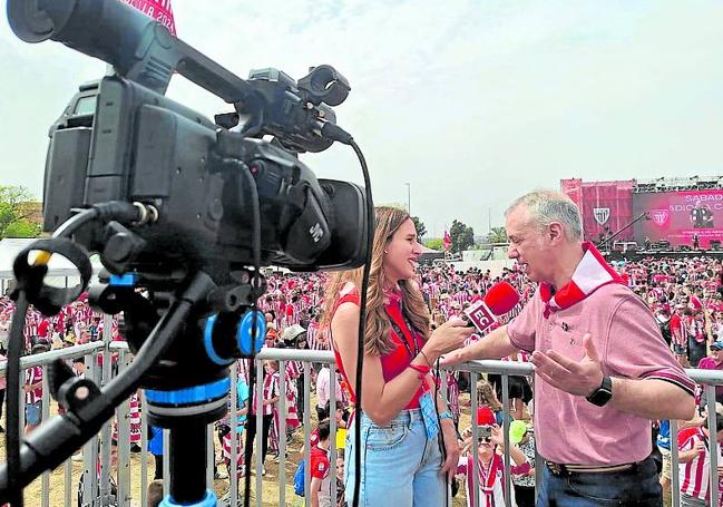 Marta Madruga entrevista al lehendakari Urkullu en la fan zone.