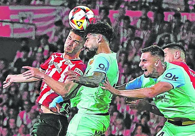 Gurutzeta y Yuri luchan por un balón aéreo con los jugadores del Mallorca Samu Costa y Valjent.