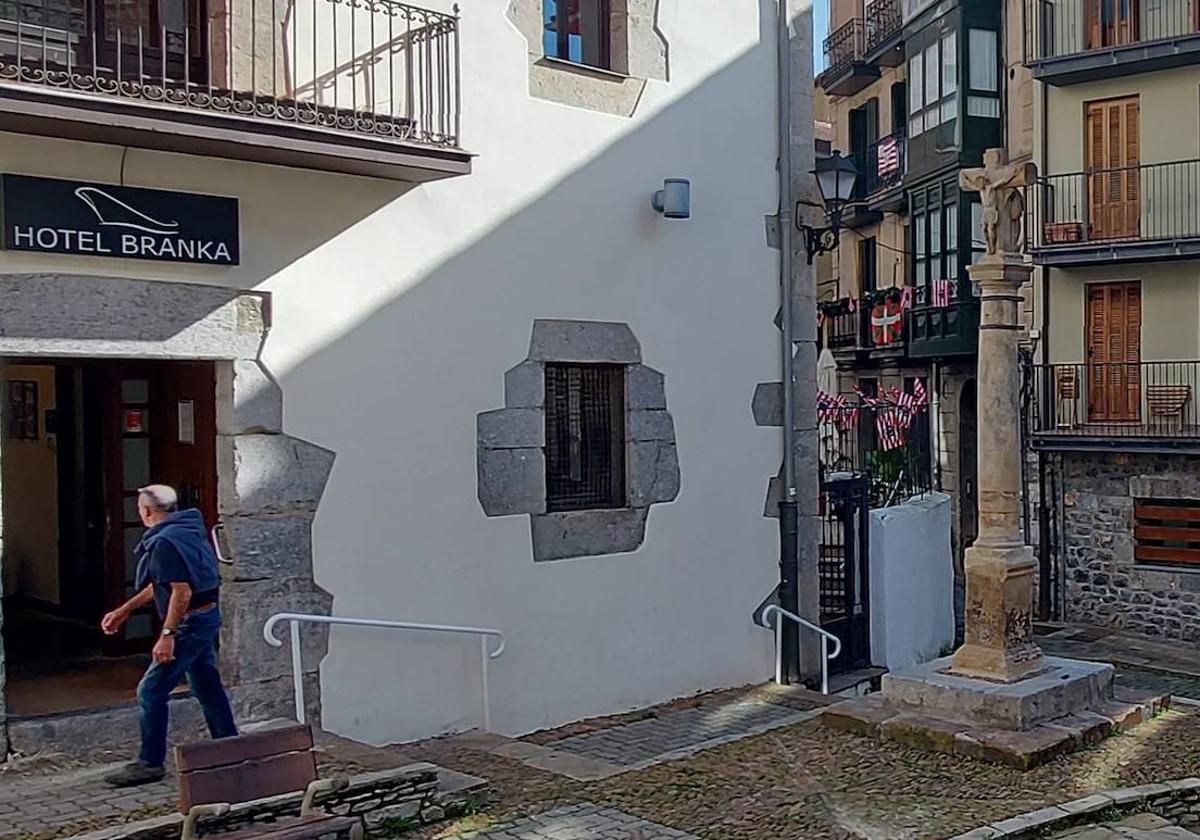 La cruz del 'Kurtzio' de Mundaka ya luce renovada en la plaza Intxaurrondo.