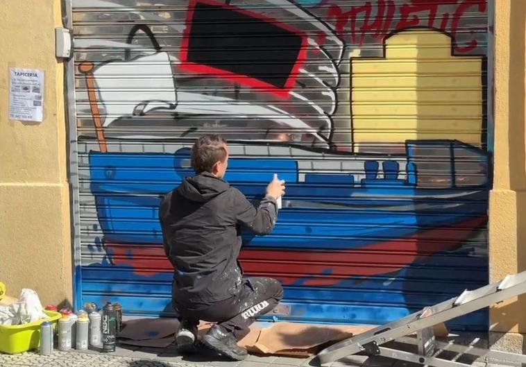 La gabarra desembarca en Pozas a todo color: «Este tipo de encargos te emocionan»